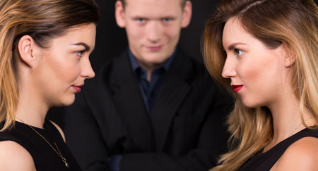 Мужчина живет на две семьи: что делать женщине